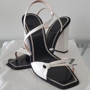 Gorgeous Schutz heeled white sandal size 9